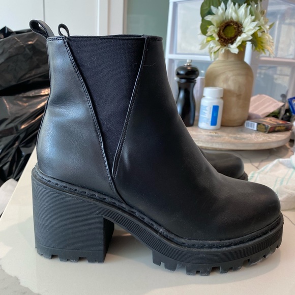 Euro made platform boots with block heel - Picture 1 of 3